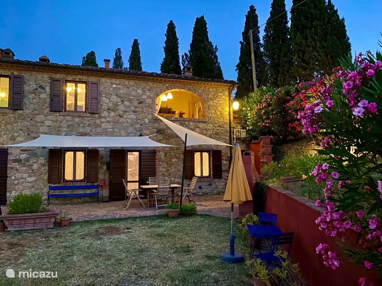 Casa con iluminación nocturna