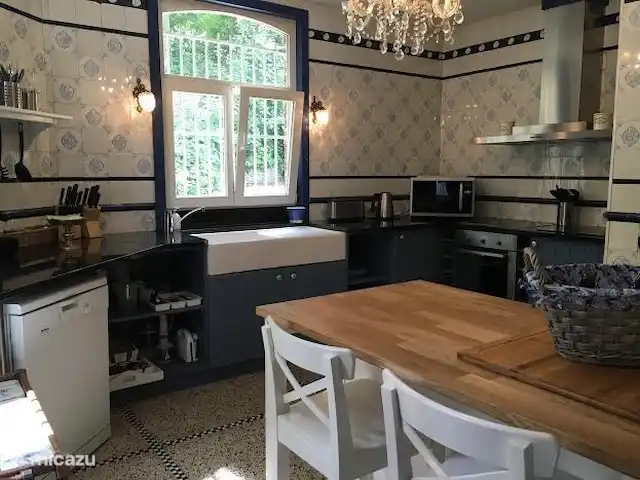 Château villa Santa Maria in Spa | Belgique, Ardennes, Spa - manoir / château Vue de la cuisine au couloir.