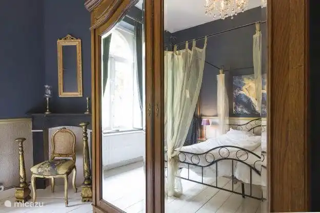 1 Schlafzimmer mit 1 x 2-Personenbett, Kleiderschrank und Bad en suite.