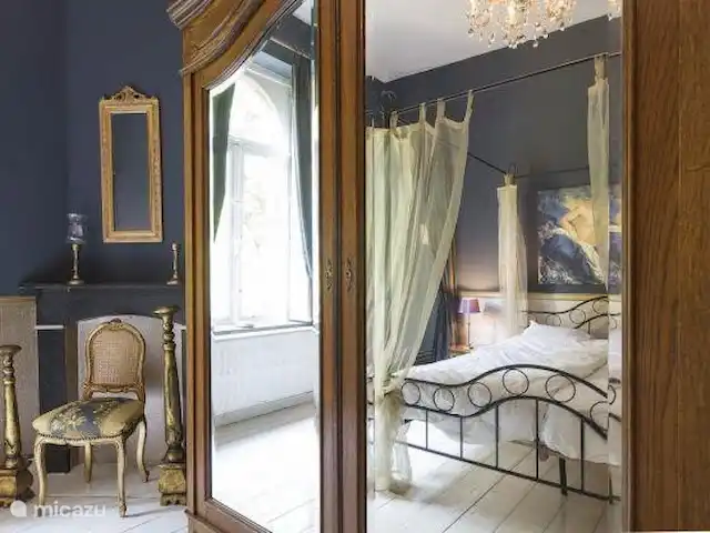 Château villa Santa Maria in Spa | Belgique, Ardennes, Spa - manoir / château Chambre 1 avec 1 x lit 2 personnes, armoire et salle de bain en suite.