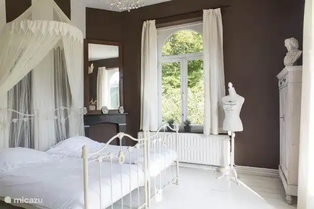 Schlafzimmer 2 mit 2 x 1-Bett, Schrank, Waschbecken und Fenstertüren zur Terrasse und Tür zum Bad 2.