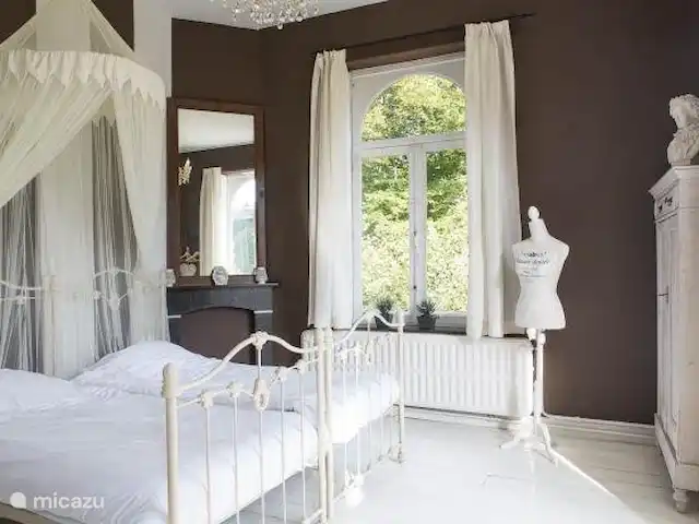 Château villa Santa Maria in Spa | Belgique, Ardennes, Spa - manoir / château Chambre 2 avec 2 x lit simple, placard, lavabo et portes-fenêtres donnant sur la terrasse et porte sur la salle de bain 2.