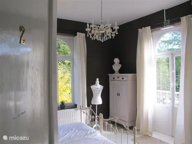 Schlafzimmer 2 mit 2 x 1-Bett, Schrank, Waschbecken und Fenstertüren zur Terrasse und Tür zum Bad 2.