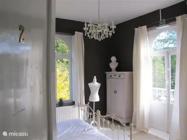 Château villa Santa Maria in Spa | Belgique, Ardennes, Spa - manoir / château Chambre 2 avec 2 x lit simple, placard, lavabo et portes-fenêtres donnant sur la terrasse et porte sur la salle de bain 2.