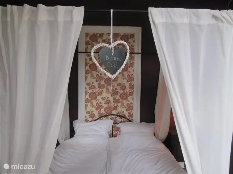 Schlafzimmer 3 1 x 2-Personen Bett, Schrank, Waschbecken und Fenstertüren zur Terrasse und Eingang zum Erker Krippe.