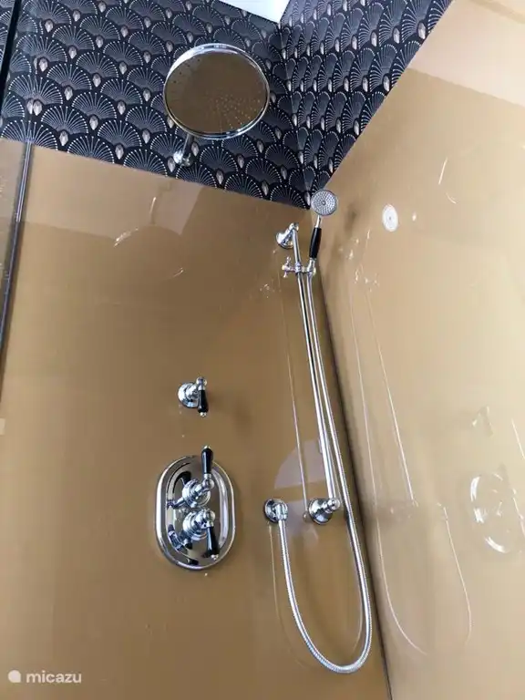 2 Bäder, 2 Schlafzimmer und zwischen Schlafzimmer 3 befindet.