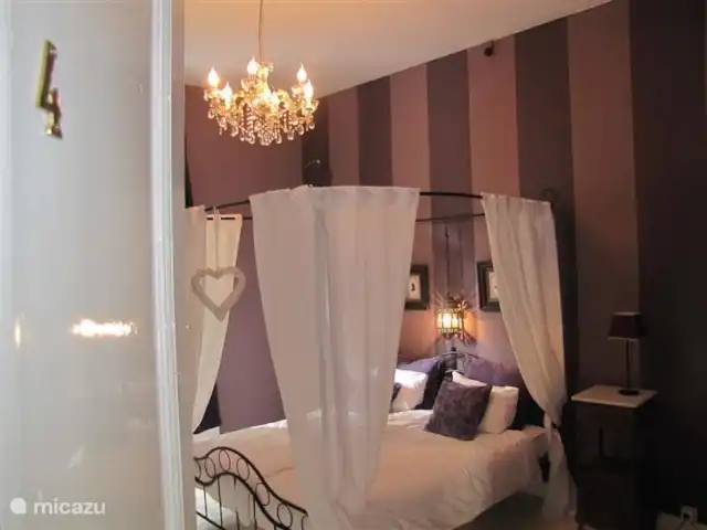 Château villa Santa Maria in Spa | Belgique, Ardennes, Spa - manoir / château Chambre 4 avec lit 1 x 2, armoire intégrée avec coffre-fort et lavabo.