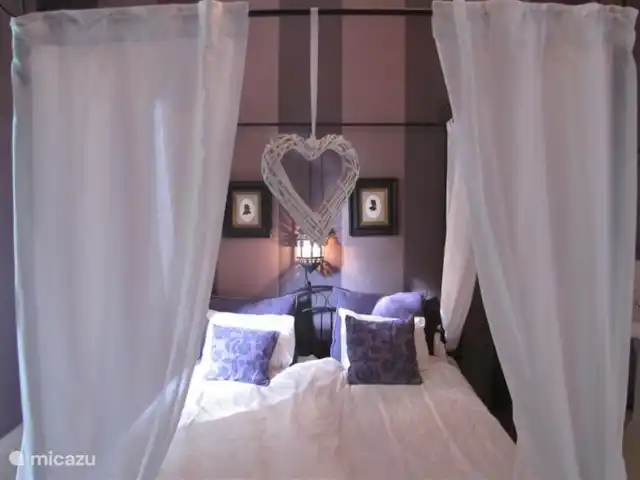 Château villa Santa Maria in Spa | Belgique, Ardennes, Spa - manoir / château Chambre 4 avec lit 1 x 2, armoire intégrée avec coffre-fort et lavabo.