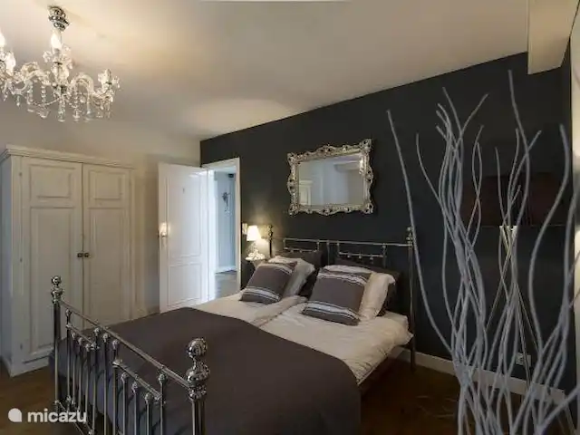 Château villa Santa Maria in Spa | Belgique, Ardennes, Spa - manoir / château Deuxième étage. Chambre 5 avec lit 1 x 2, armoire, coiffeuse et lavabo.