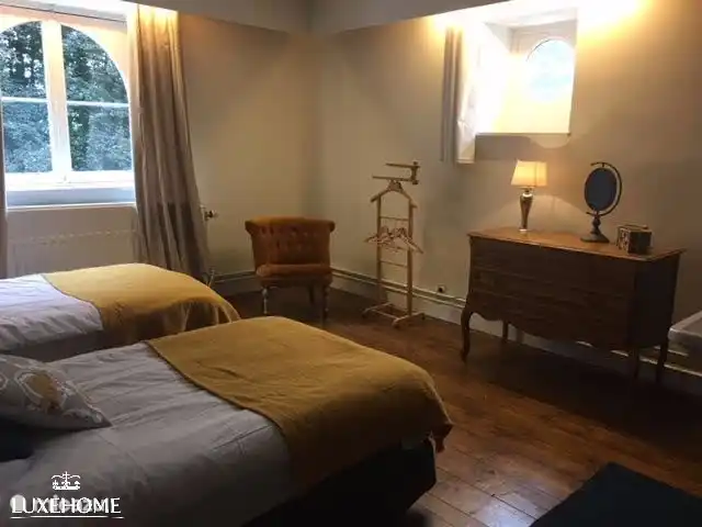 6 Schlafzimmer mit 2 x 1-persoonsbad, Schrank und Waschbecken.