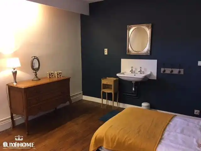 6 Schlafzimmer mit 2 x 1-persoonsbad, Schrank und Waschbecken.