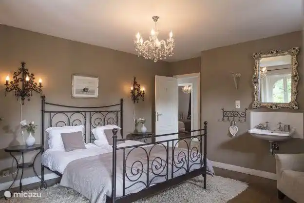 7 Schlafzimmer mit 1 x 2-Bett, Kleiderschrank und Waschbecken. Passage zum Turm Erker babyledikantje.