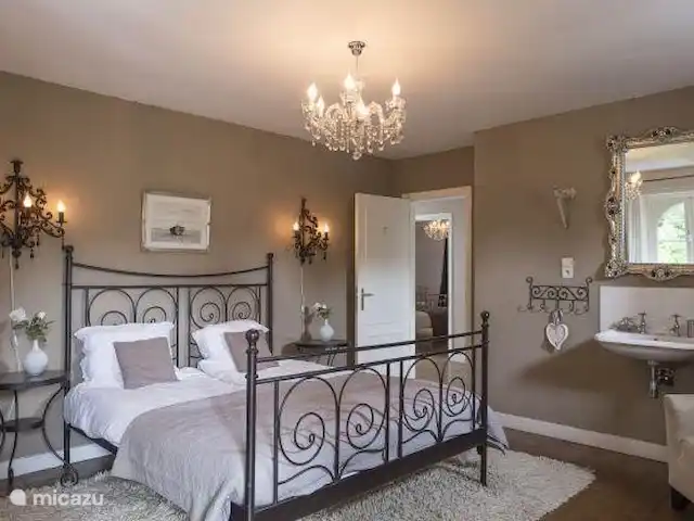 Château villa Santa Maria in Spa | Belgique, Ardennes, Spa - manoir / château Chambre 7 avec lit 1 x 2, armoire et lavabo. Passage vers tour baie vitrée avec lit bébé.