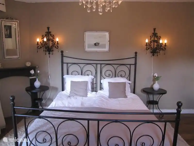 7 Schlafzimmer mit 1 x 2-Bett, Kleiderschrank und Waschbecken. Passage zum Turm Erker babyledikantje.