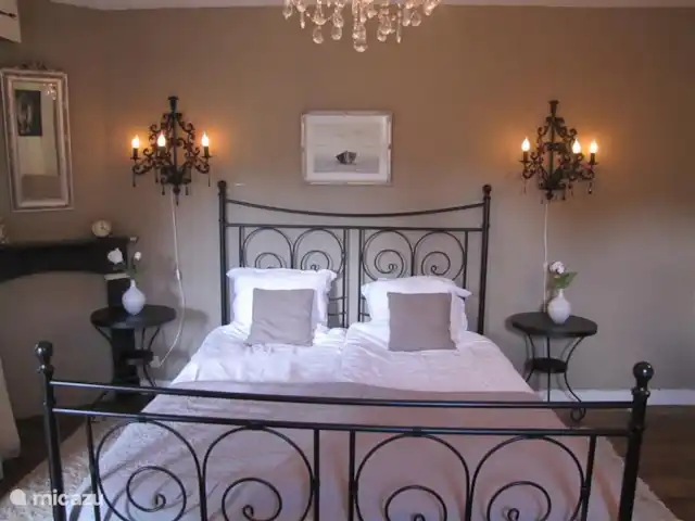 Château villa Santa Maria in Spa | Belgique, Ardennes, Spa - manoir / château Chambre 7 avec lit 1 x 2, armoire et lavabo. Passage vers tour baie vitrée avec lit bébé.