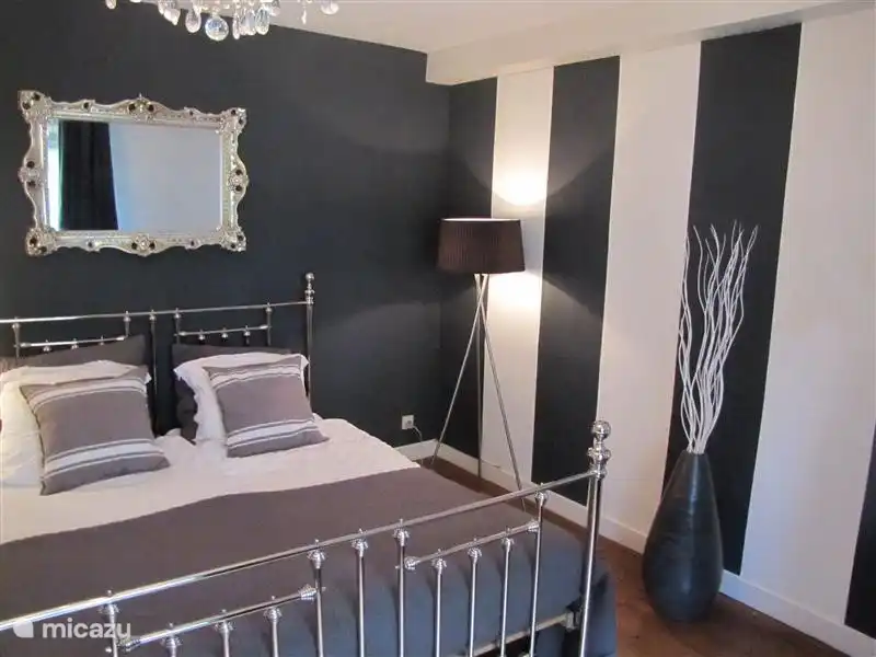 Zweiter Stock. Schlafzimmer 5 mit 1 x 2-Bett, Kleiderschrank, Tisch und Spüle.