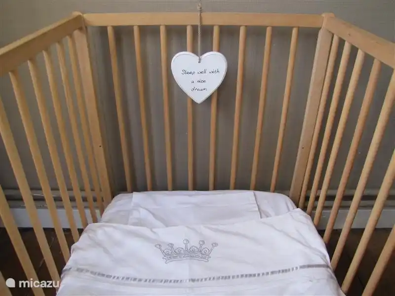 Babyledikantje Erker im Schlafzimmer 7.