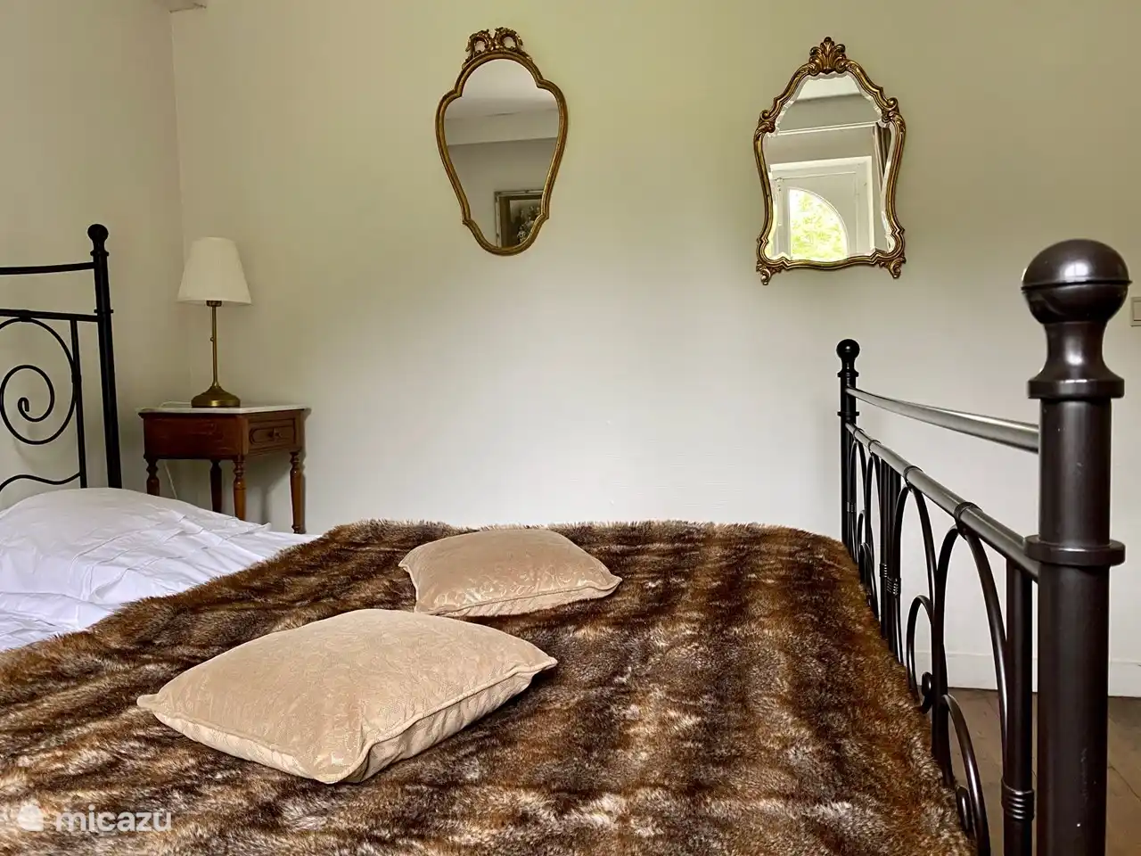 8 Schlafzimmer mit 1 x 2-Bett und Kleiderschrank.