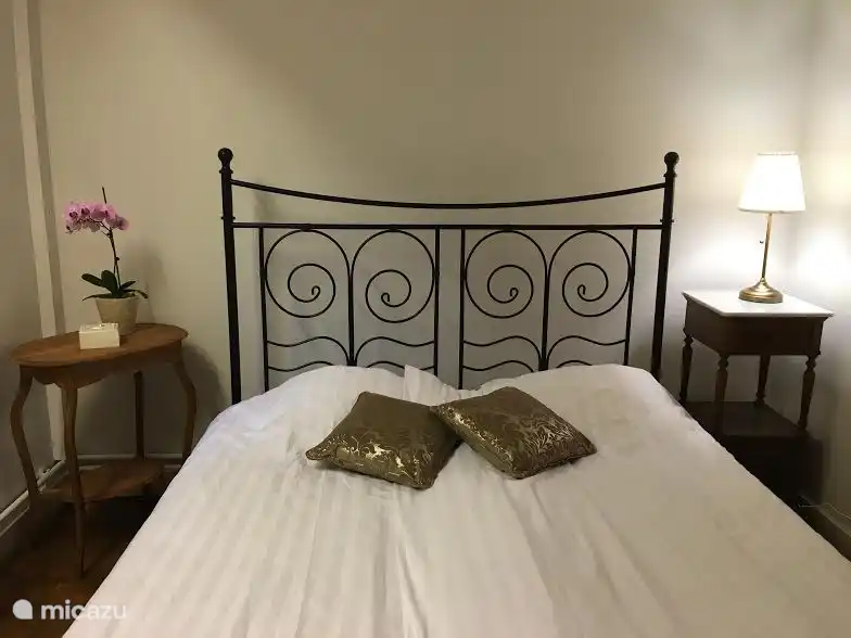 8 Schlafzimmer mit 1 x 2-Bett und Kleiderschrank.