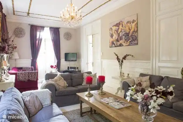 Das Wohn-und Esszimmer mit 4 Betten, Hänge Flachbildschirm-TV, DVD und Stereoanlage