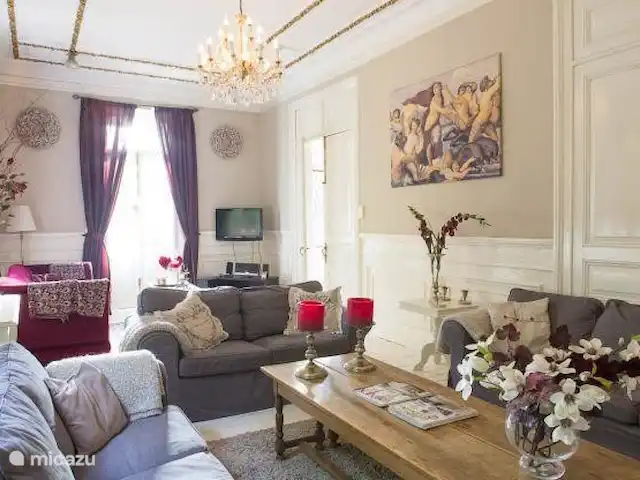 Château villa Santa Maria in Spa | Belgique, Ardennes, Spa - manoir / château Le salon avec 4 canapés, TV écran plat suspendu, DVD et chaîne stéréo