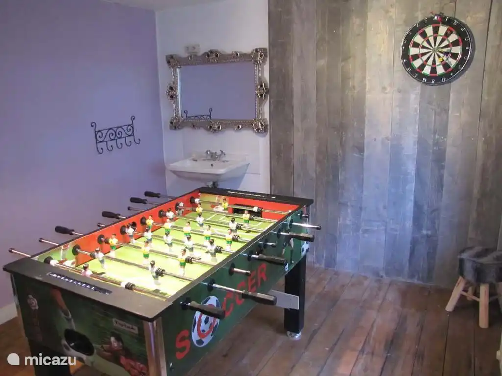 Zimmer im Keller mit Tischfußball und Darts.