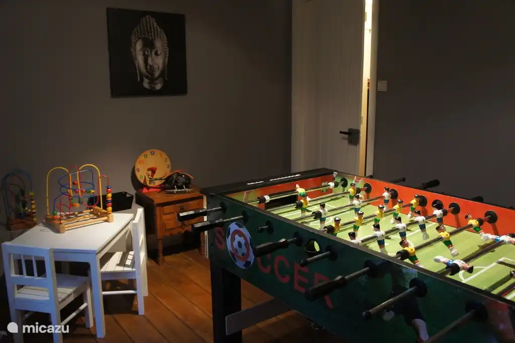 Zimmer im Keller mit Tischfußball und Darts.