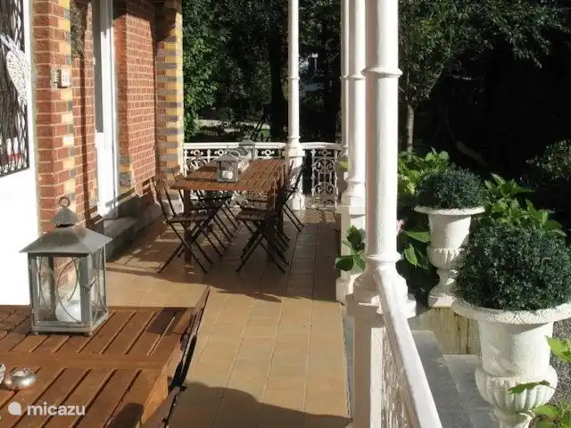 Château villa Santa Maria in Spa | Belgique, Ardennes, Spa - manoir / château Porche avec 2 longues tables en bois avec 8 chaises chacune.