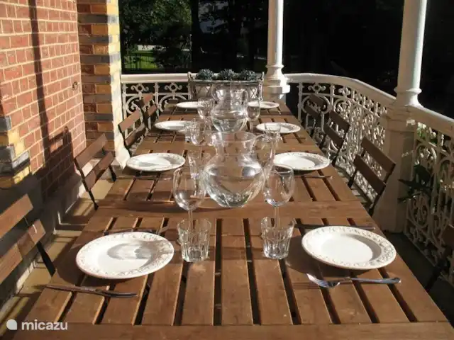 Château villa Santa Maria in Spa | Belgique, Ardennes, Spa - manoir / château Table couverte sur véranda.