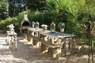 Außerhalb Tisch mit Grill und Feuerschale.