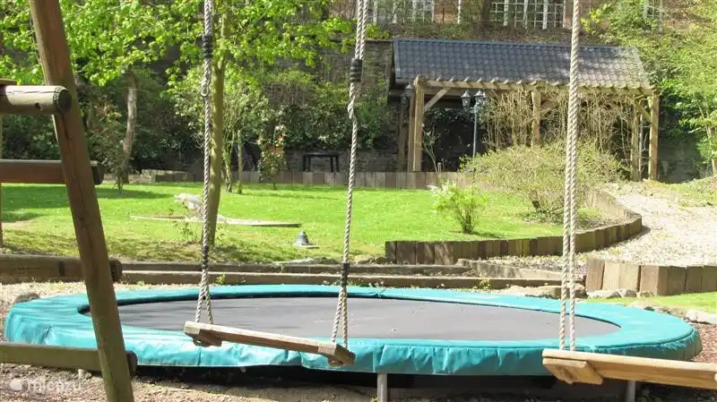 3000m2 Garten mit mehreren Sitzgelegenheiten, 3,66 m gebaut Trampolin, Rutsche / Schaukel, Kegelbahn und Indoor-Tischtennisplatte.