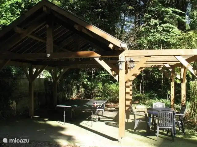 Château villa Santa Maria in Spa | Belgique, Ardennes, Spa - manoir / château Porche à l'arrière du jardin avec table de ping-pong et coin salon.