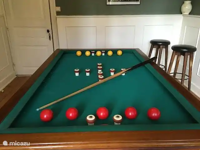 Château villa Santa Maria in Spa | Belgique, Ardennes, Spa - manoir / château La salle de billard avec billard à claquettes.
Au sous-sol vous trouverez la table de billard