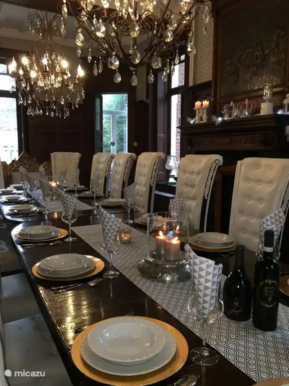 Historisches Wohn-und Essbereich mit großem Esstisch und 16 Stühle, Vitrinenschrank. Zwar genießen Sie ein köstliches Abendessen, können die Kinder auf dem angrenzenden Erker mit Sitzbank und DVD zu haben.