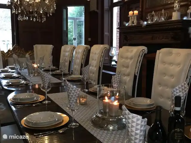 Château villa Santa Maria in Spa | Belgique, Ardennes, Spa - manoir / château Salle à manger historique avec longue table à manger et 16 chaises, vaisselier. Pendant que vous savourez un délicieux dîner, les plus petits peuvent s'amuser dans la baie vitrée adjacente avec canapé et DVD.