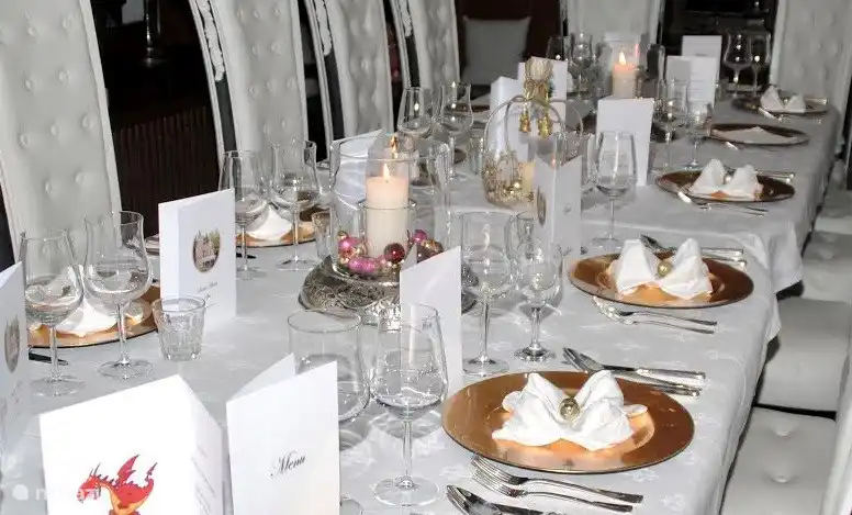 Gedeckter Tisch im Salon.