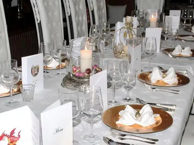 Château villa Santa Maria in Spa | Belgique, Ardennes, Spa - manoir / château Mettre la table dans la salle à manger.