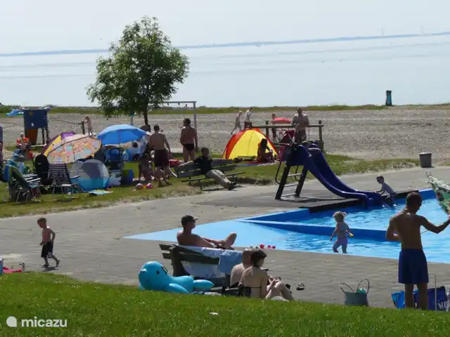 Le suricate | Pays-Bas, Frise, Oudemirdum - maison de vacances Un endroit populaire pour les amoureux de la plage et les surfeurs est la zone de loisirs de jour De Hege Gerzen sur l'IJsselmeer. En plus d'une belle plage de sable orientée plein sud, il y a une piscine pour enfants, des équipements de jeux, un beau parcours de golf miniature et un pavillon de plage avec une belle vue.