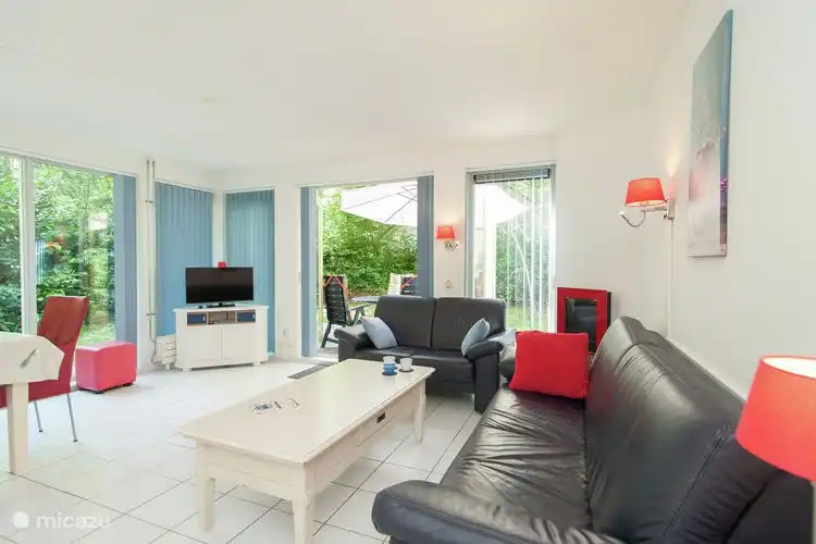 Das Wohnzimmer befindet sich ein Farb-TV, Radio-CD-Player, 2 Sessel, 2,5-Sitzer und 3-Sitzer-Sofa mit Couchtisch, Beistelltisch und Hocker etc. Die Stühle sind aus echtem Leder