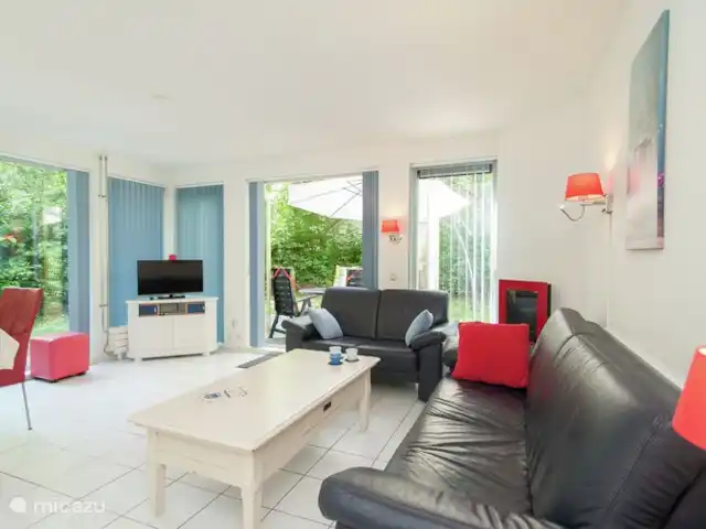 Le suricate | Pays-Bas, Frise, Oudemirdum - maison de vacances Le salon dispose d'une cheminée décorative et d'une télévision.
