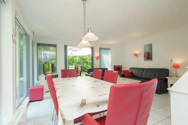 Die Küche mit allem, was auf und um. Der Esstisch ist elfenbeinfarben und die roten Stühle sind aus echtem Leder gefertigt. Fliesen überall