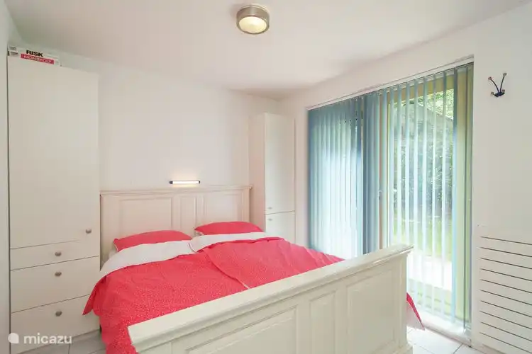 Das Schlafzimmer im Erdgeschoss hat ein 2-Bett 160 breit x 200 lang.Er sind geräumig Schränke und Schminktisch mit Spiegel, Farb-TV mit CD-Player,