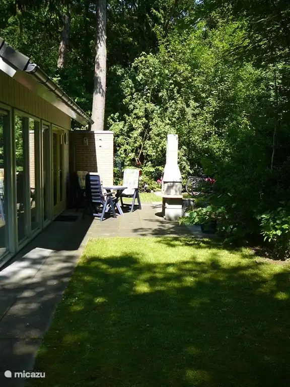 Wie Sie sehen können, das Haus über Lamellen und Jalousien, drei Türen. Auch im Schlafzimmer im Erdgeschoss, so von dort kann man im Garten spazieren gehen oder schauen