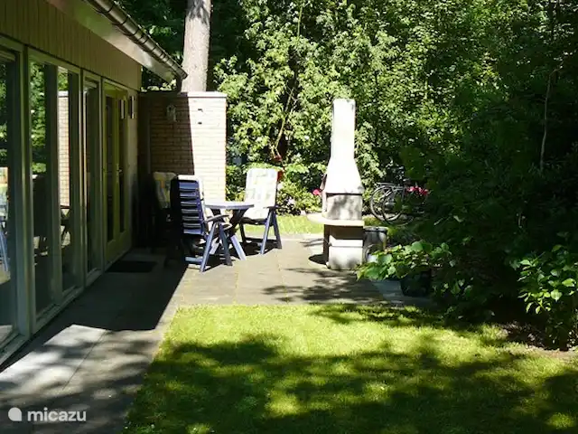 Le suricate | Pays-Bas, Frise, Oudemirdum - maison de vacances La deuxième terrasse avec barbecue/foyer extérieur