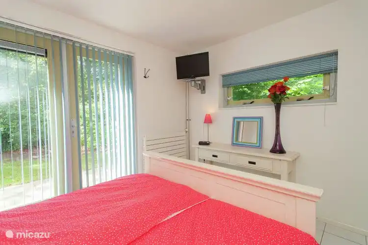 Das Schlafzimmer im Erdgeschoss ist mit einem Fernseher ausgestattet