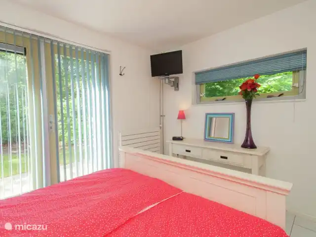 Le suricate | Pays-Bas, Frise, Oudemirdum - maison de vacances La chambre à l'étage inférieur est équipée d'une télévision