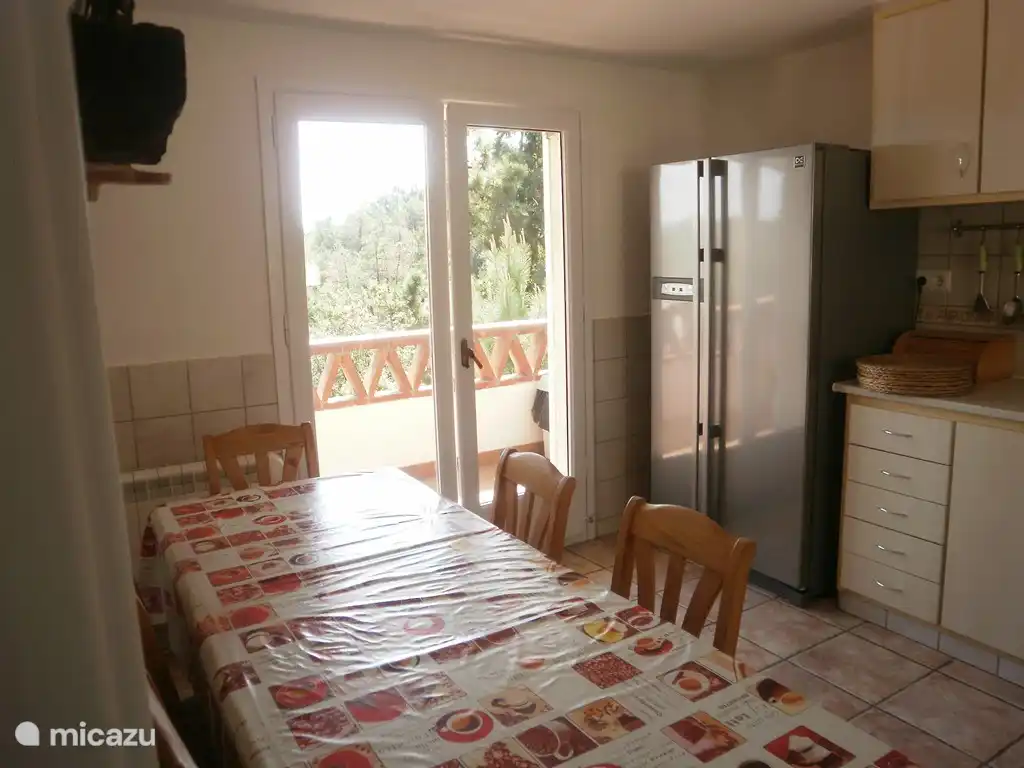 Keuken met koel en vriescombinatie, vaatwasser e.d.