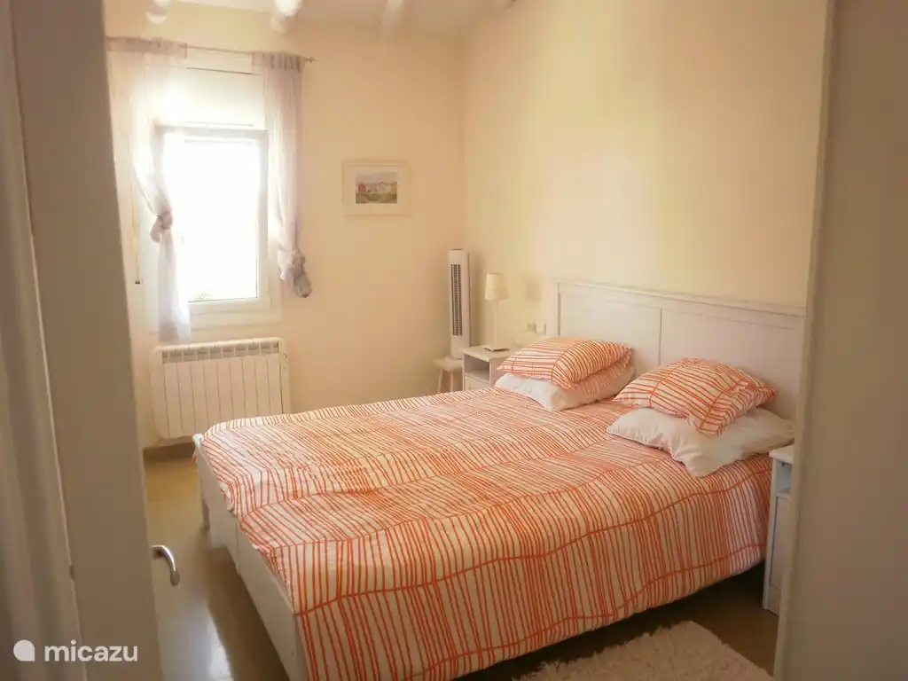 Slaapkamer met 1 vast 2 persoonsbed