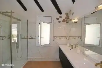 The most modern inloopdouch, with massage and water from above and from the wall, 1.80 x 3 m