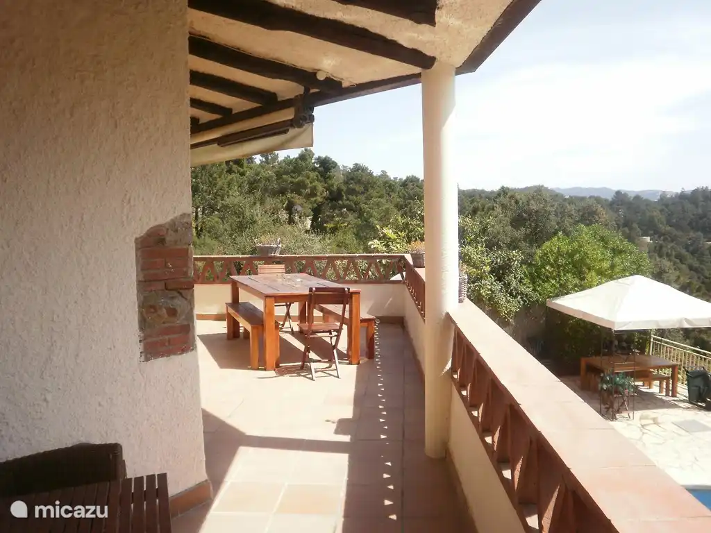 Ruim terras, verbonden met de keuken